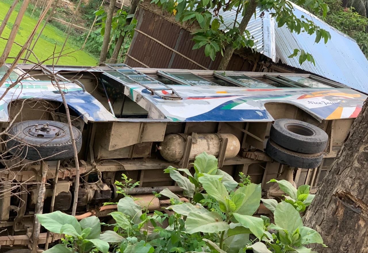 জুড়ীতে বাস দুর্ঘটনায় ৪০ যাত্রী আহত