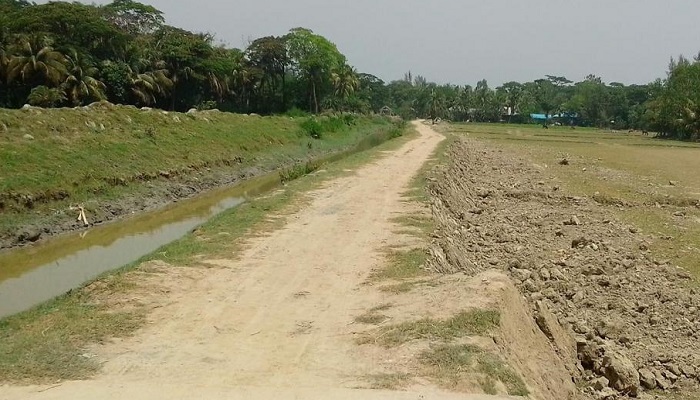 রাস্তা কেটে মাটি বিক্রি নিয়ে সংবাদ, সাংবাদিককে প্রাণনাশের হুমকি