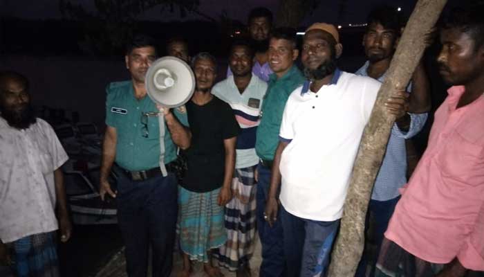 হাতিয়ায় মাইকিং করে বিজিবি