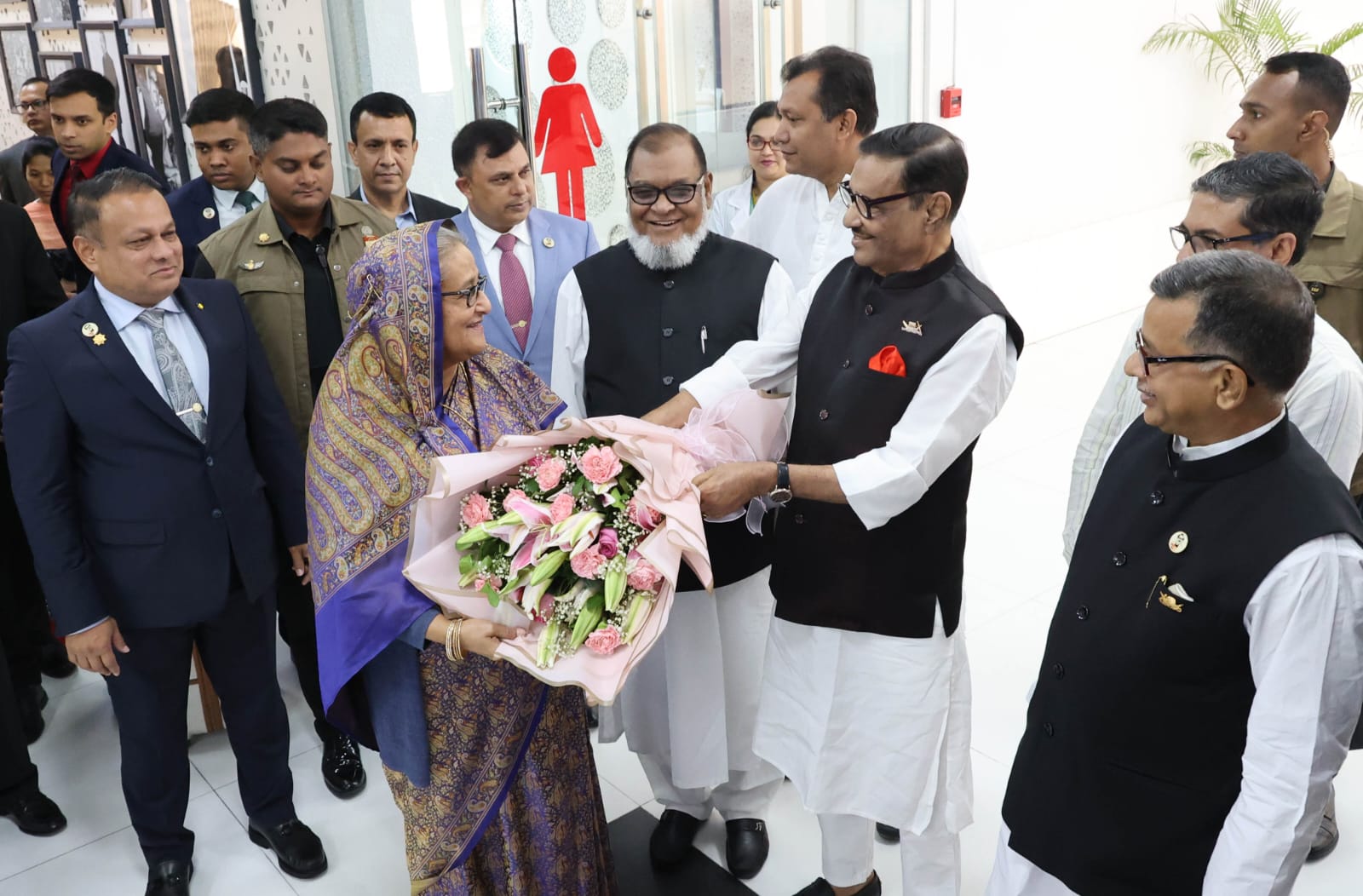দেশে ফিরেছেন প্রধানমন্ত্রী
