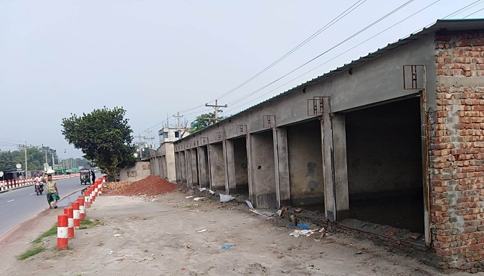 চোখের সামনেই দখল হচ্ছে সড়ক ও জনপথের জায়গা