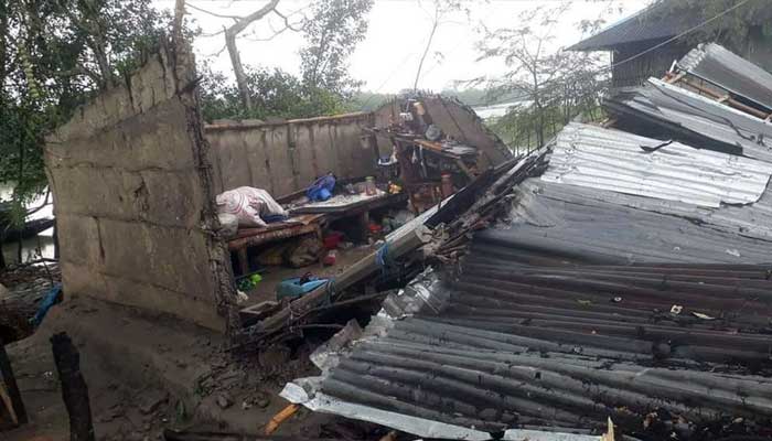 মোকা: রোহিঙ্গা ক্যাম্পে বিধ্বস্ত ১৩০০ ঘরবাড়ি