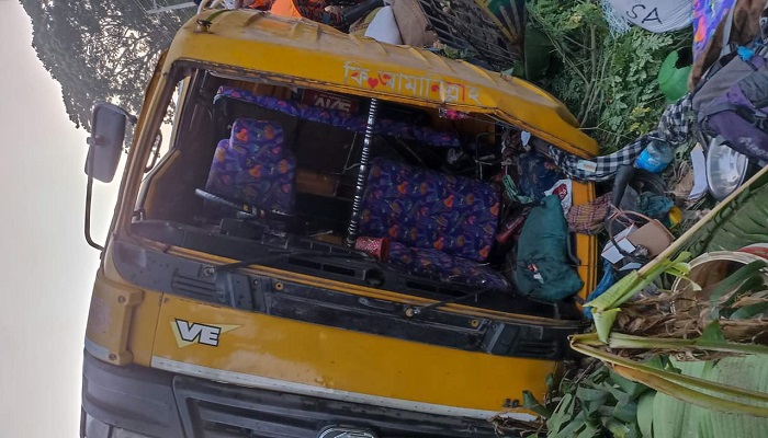 ধানবোঝাই ট্রাক উল্টে দুই শ্রমিকের প্রাণহানি