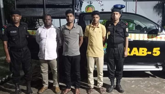 চাঁপাইনবাবগঞ্জে প্রতারক চক্রের মূলহোতাসহ গ্রেপ্তার ৩