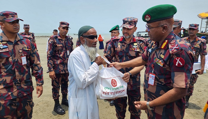 ঘূর্ণিঝড়ে ক্ষতিগ্রস্ত মানুষের পাশে বিজিবি মহাপরিচালক