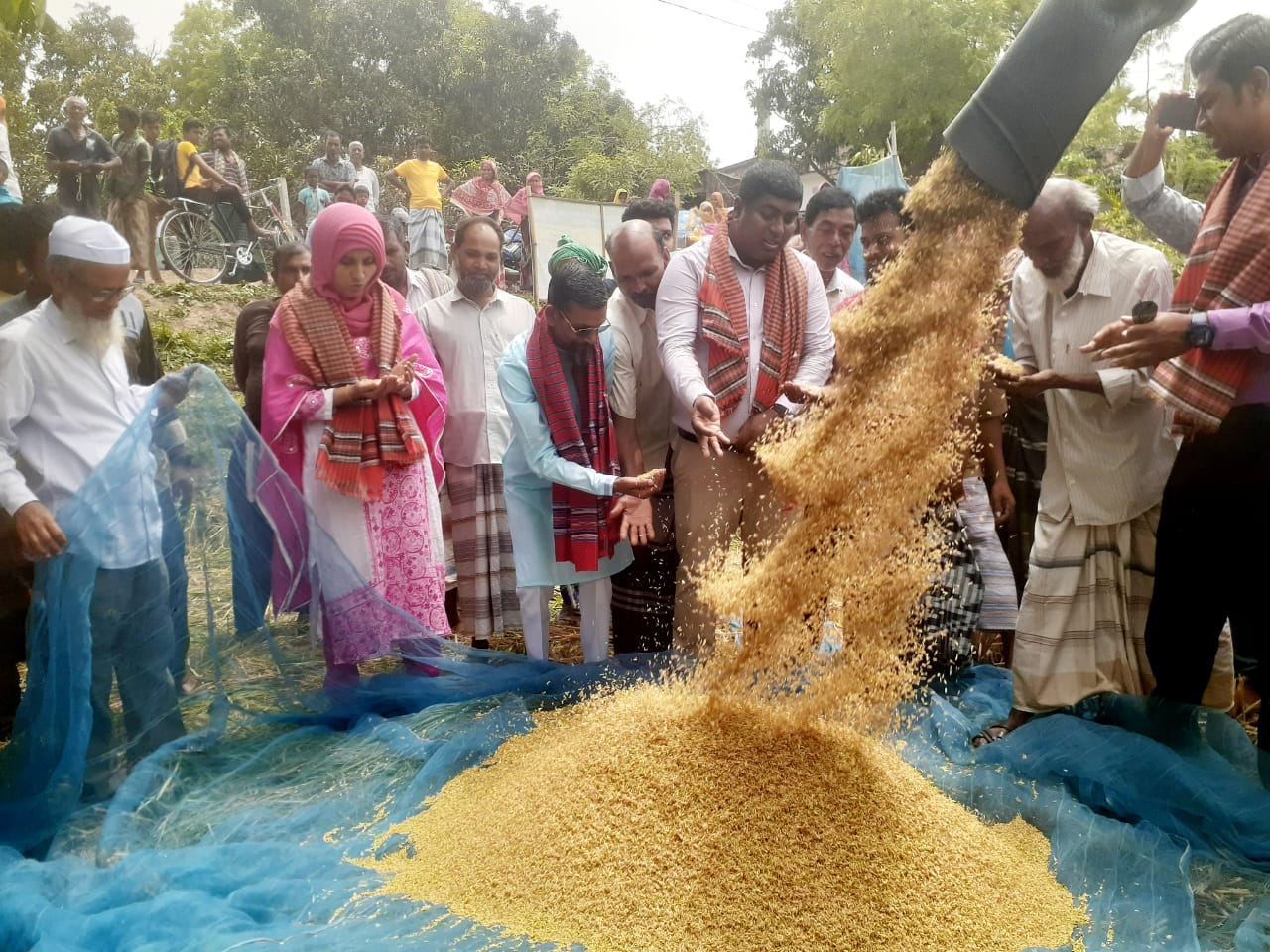 গোমস্তাপুরে যান্ত্রিকীকরণের মাধ্যমে ধান কর্তন উদ্বোধন