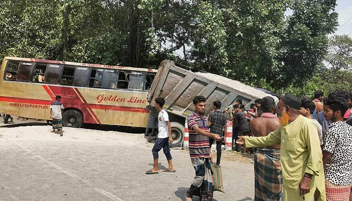 বোয়ালমারীতে বাস-ট্রাক সংঘর্ষে আহত ২৫