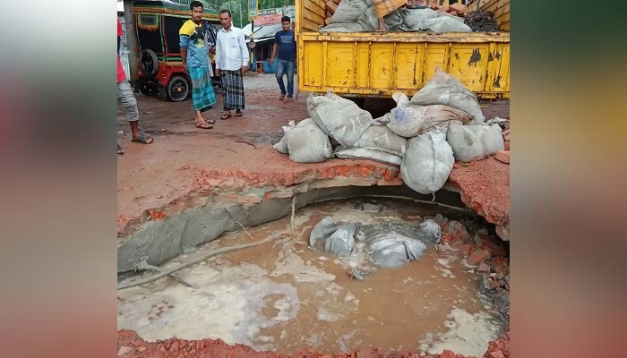 কাউখালীতে ফেরি গ্যাংওয়ে ধসে সড়ক যোগাযোগ বন্ধ