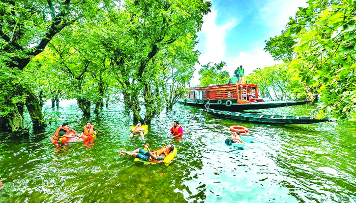 সুনামগঞ্জের টাঙ্গুয়ার হাওরে নিয়ন্ত্রণহীন হাউসবোট