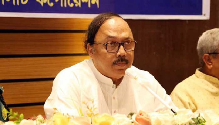 ফাঁকা মাঠ চষে বেড়াচ্ছেন লিটন