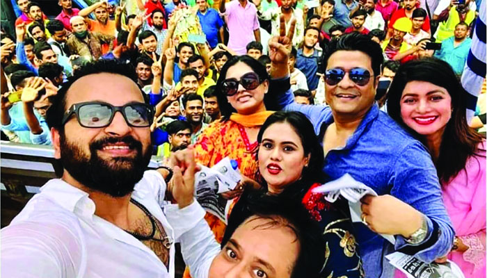আজমত উল্লার জন্য ভোট চাইলেন ফেরদৌস-নিপুণরা
