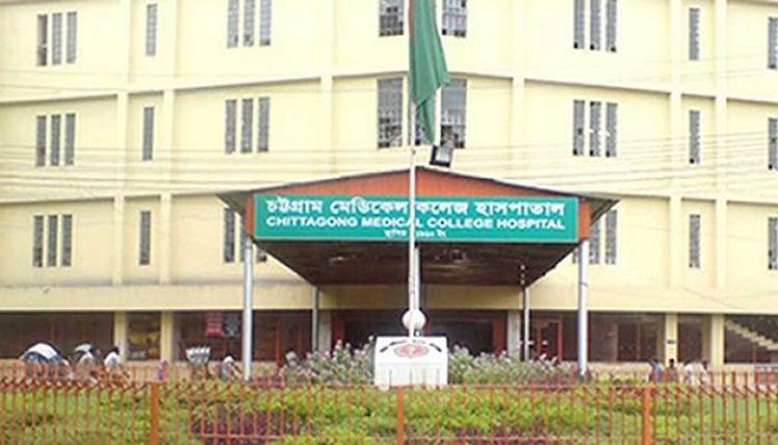 ফটিকছড়িতে সৎমাকে কুপিয়ে জখম করছে সন্তান