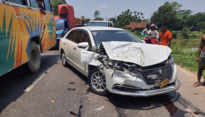 ব্রাহ্মণবাড়িয়ায় অল্পের জন্য রক্ষা পেলেন পাকিস্তানি কূটনীতিক