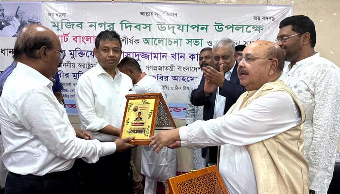 ডিবির অতিরিক্ত কমিশনার হারুনকে গুনীজন সংবর্ধনা