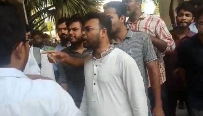 শিক্ষার্থীকে মারধরের সংবাদ সংগ্রহ করতে গেলে সাংবাদিককে হেনস্তা