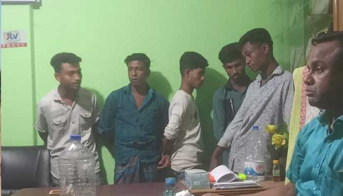৫ গরু চোরকে পুলিশে দিলেন নয়াপাড়া ইউপি চেয়ারম্যান
