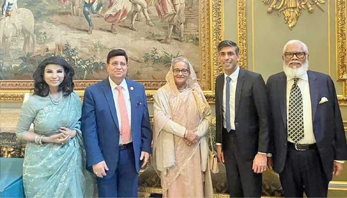 ঋষি সুনাকের সঙ্গে শুভেচ্ছা বিনিময়কালে শেখ হাসিনা