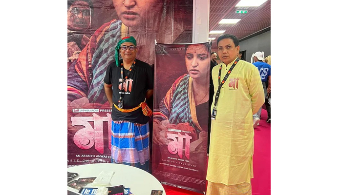 লুঙ্গি পরে কান উৎসবে পরিচালক-প্রযোজক