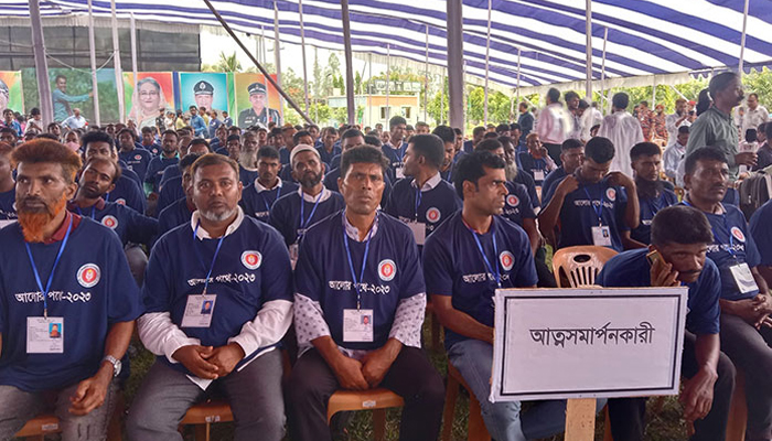 অস্ত্র জমা দিয়ে আত্মসমর্পণ করলেন ৩১৫ চরমপন্থি