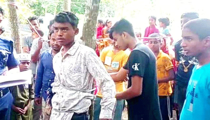মোবাইল চুরির অভিযোগে কিশোরকে গাছে বেঁধে নির্যাতন