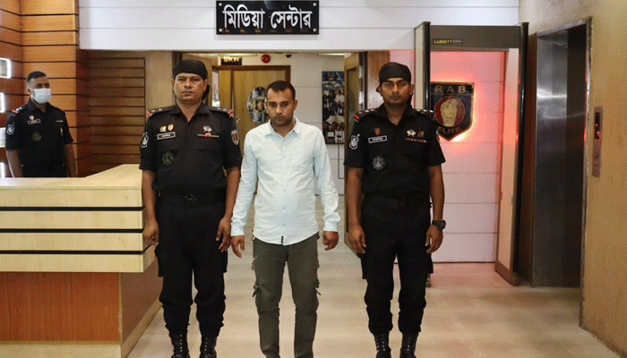 মেজর পরিচয়ে প্রতারণাই তার পেশা