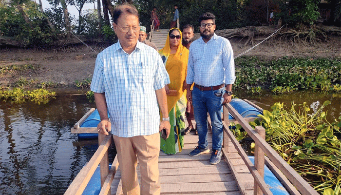 কলাপাড়ায় নির্মিত হলো এলজিইডি’র ভাসমান ড্রাম সেতু