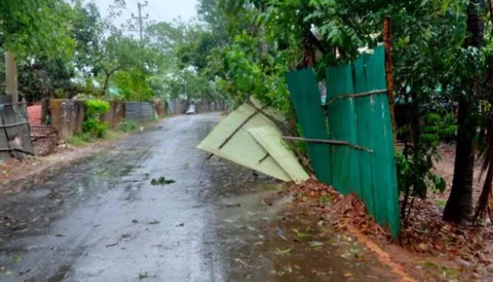 সেন্টমার্টিনে মোকার তাণ্ডব, বাতাসের গতিবেগ ১৪৭ কি.মি.