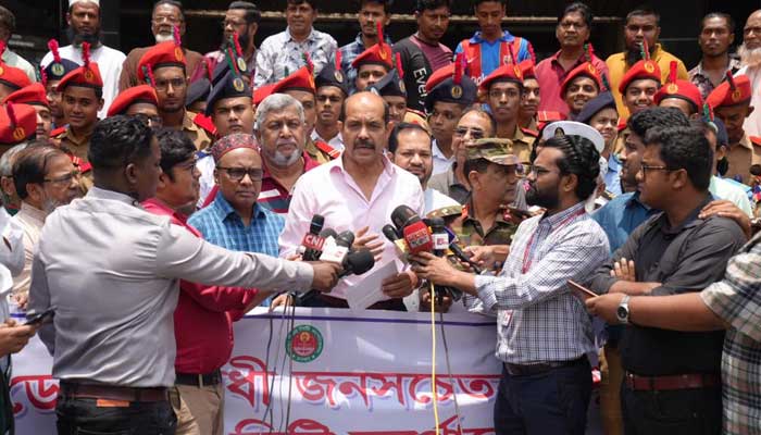 মিরপুরে ডিএনসিসির মশক নিধন কার্যক্রমে মেয়র আতিক