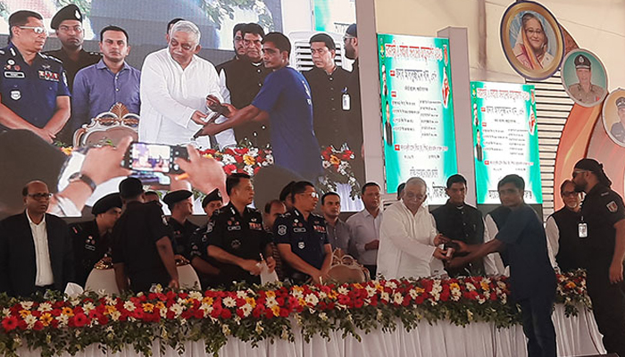 অস্ত্র জমা দিয়ে আত্মসমর্পণ করলেন ৩১৫ চরমপন্থি