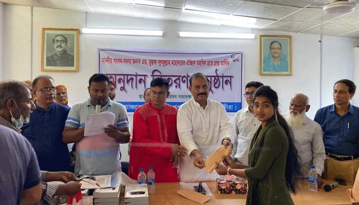 তালায় মেধাবী শিক্ষার্থীদের মাঝে ট্যাব বিতরণ