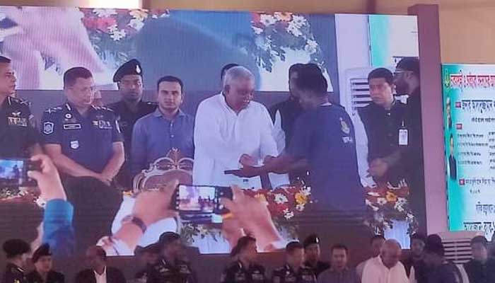 অস্ত্র জমা দিয়ে আত্মসমর্পণ করলেন ৩১৫ চরমপন্থি