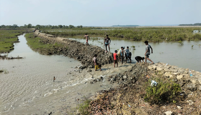 মহেশখালী দ্বীপে ভাঙা বেড়িবাঁধ, চিন্তায় উপকূলবাসী