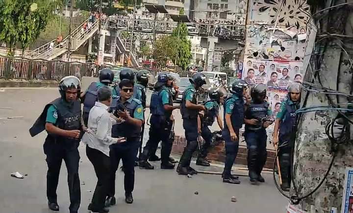 বিএনপি নেতাকর্মীদের সঙ্গে পুলিশের ধাওয়া-পাল্টা ধাওয়া