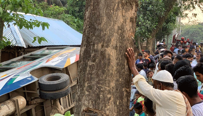 জুড়ীতে বাস দুর্ঘটনায় ৪০ যাত্রী আহত
