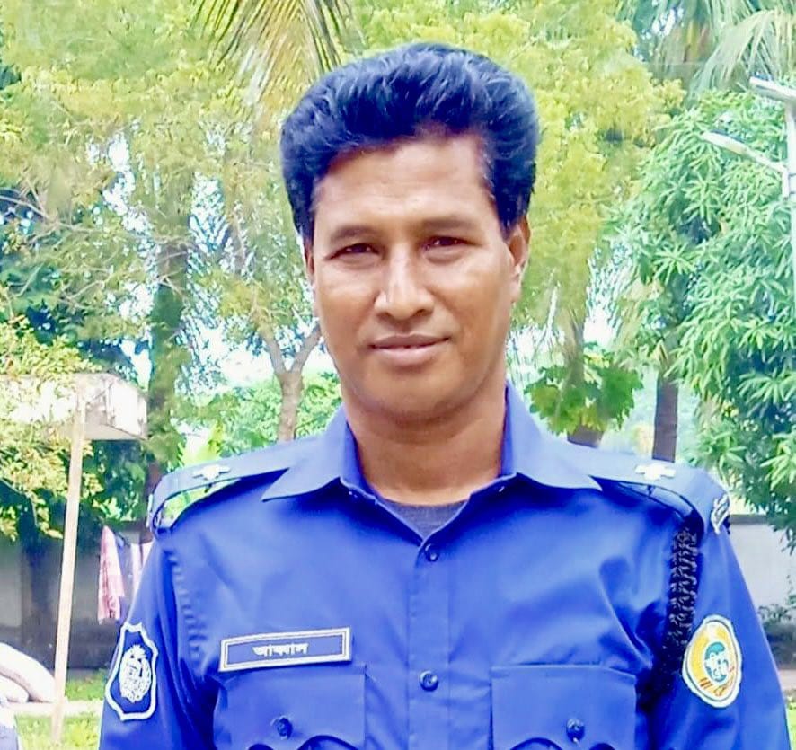 পরীক্ষার হলে পরীক্ষার্থীকে মারধর করলেন এএসআই