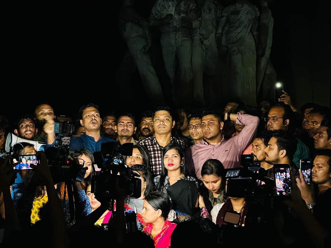 প্রধানমন্ত্রীকে হত্যার হুমকি, প্রতিবাদে কুশপুত্তলিকা দাহ