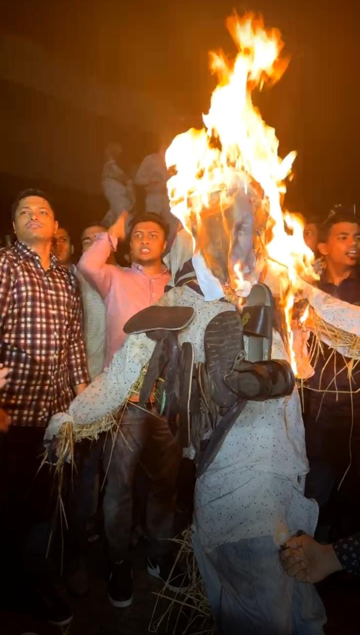 প্রধানমন্ত্রীকে হত্যার হুমকি, প্রতিবাদে কুশপুত্তলিকা দাহ