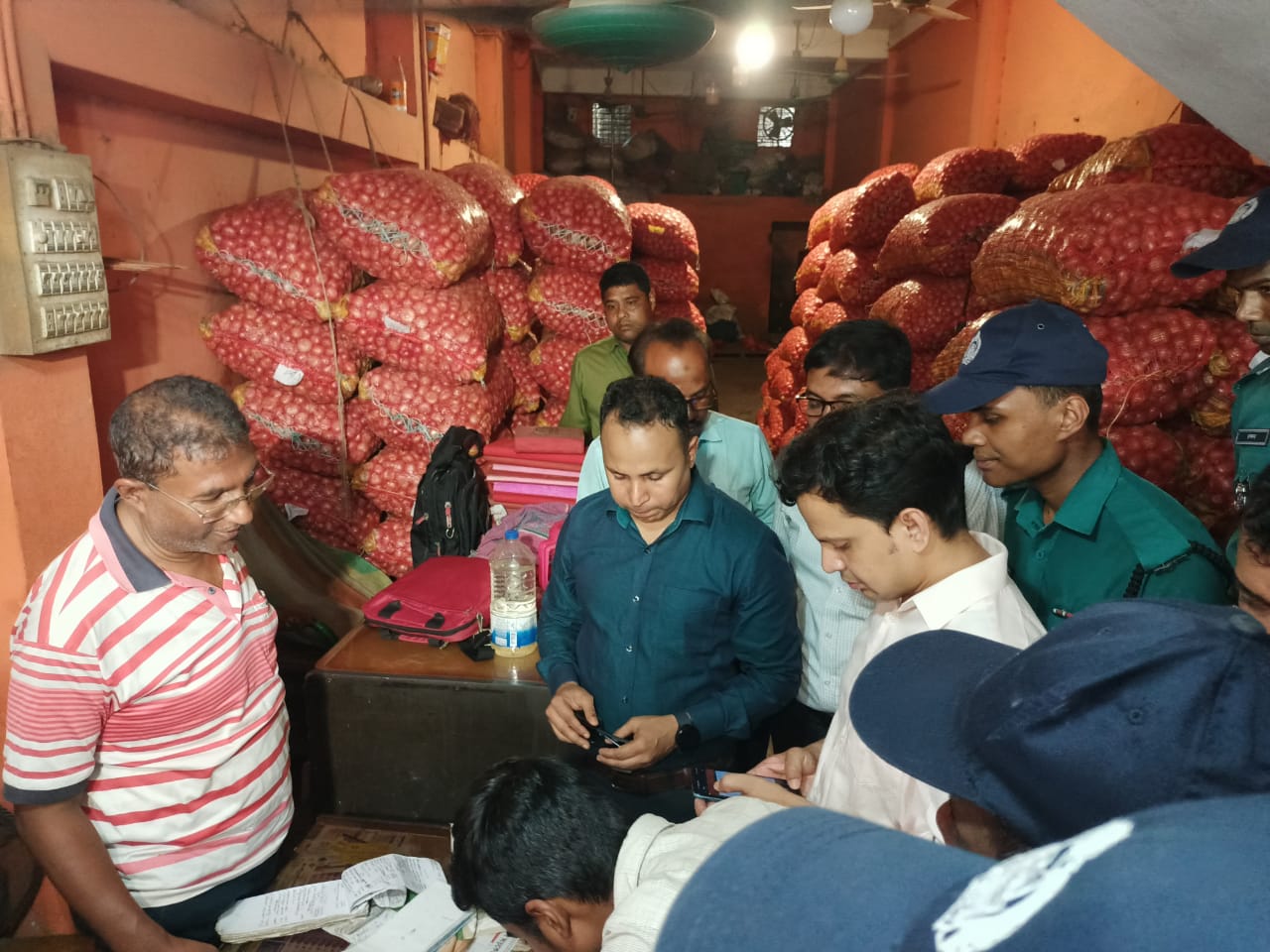 অবৈধ মুনাফালোভী সিন্ডিকেট নেতাদের নাম-পরিচয় প্রকাশে বাধা কোথায়?