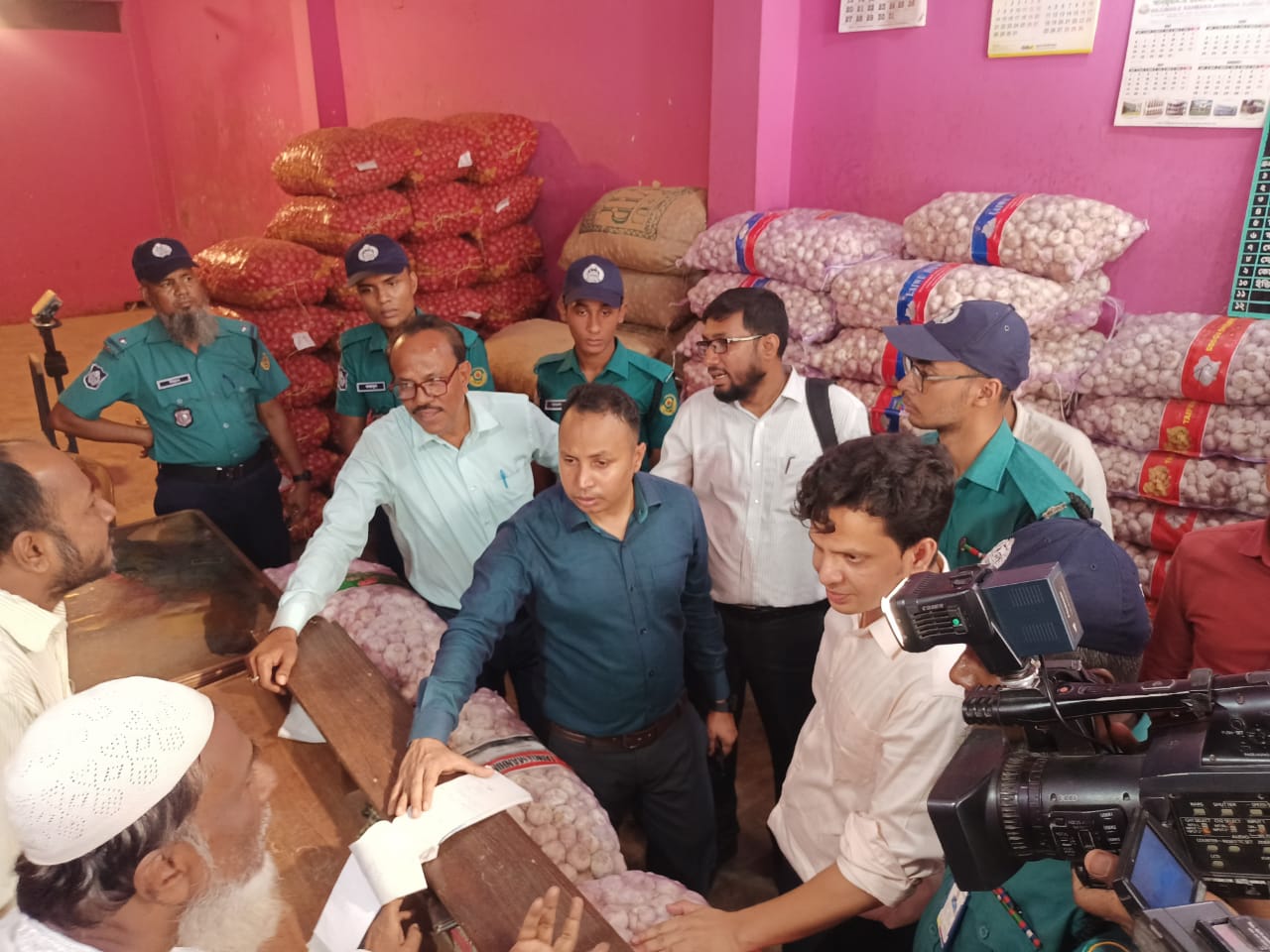 অবৈধ মুনাফালোভী সিন্ডিকেট নেতাদের নাম-পরিচয় প্রকাশে বাধা কোথায়?