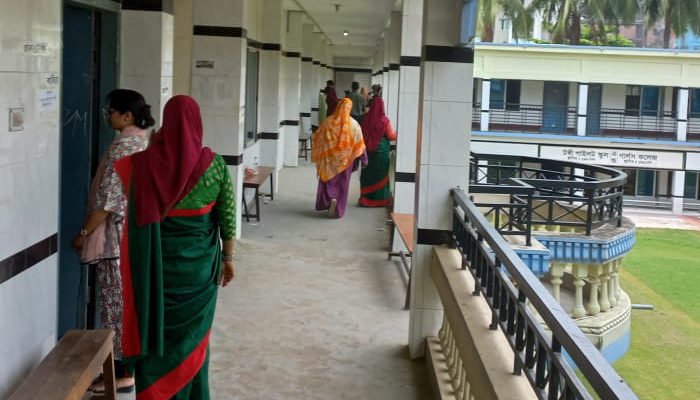 টঙ্গী পাইলট স্কুলে ভোটার উপস্থিতি কম