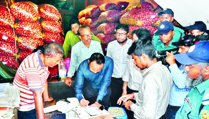 সিন্ডিকেটের কারসাজিতে চড়েছে পেঁয়াজের বাজার