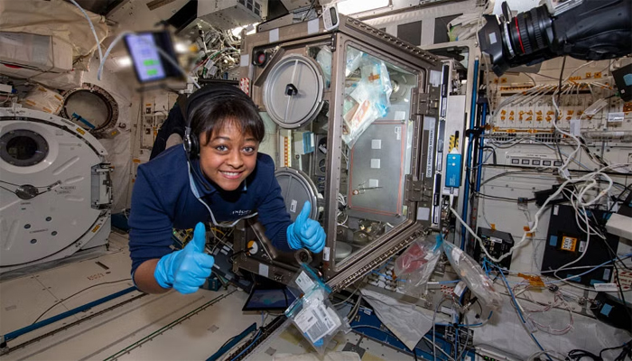 ৮ দিন পর পৃথিবীতে ফিরলেন সৌদি নারী