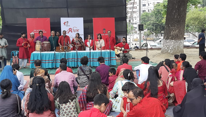 মে দিবসে জাতীয় শহীদ মিনারে গান পরিবেশন করছেন আরণ্যক নাট্যদল