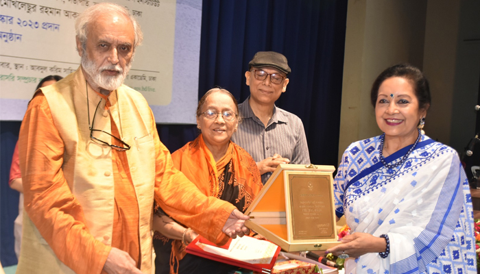 নজরুল পুরস্কার প্রদান অনুষ্ঠানে সেলিনা হোসেন