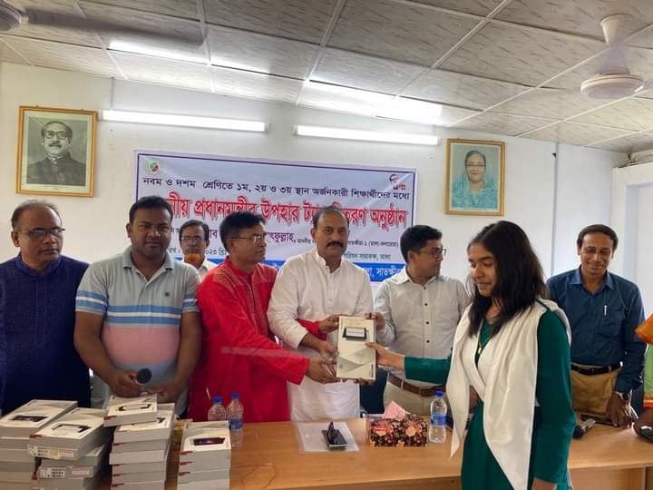 তালায় মেধাবী শিক্ষার্থীদের মাঝে ট্যাব বিতরণ