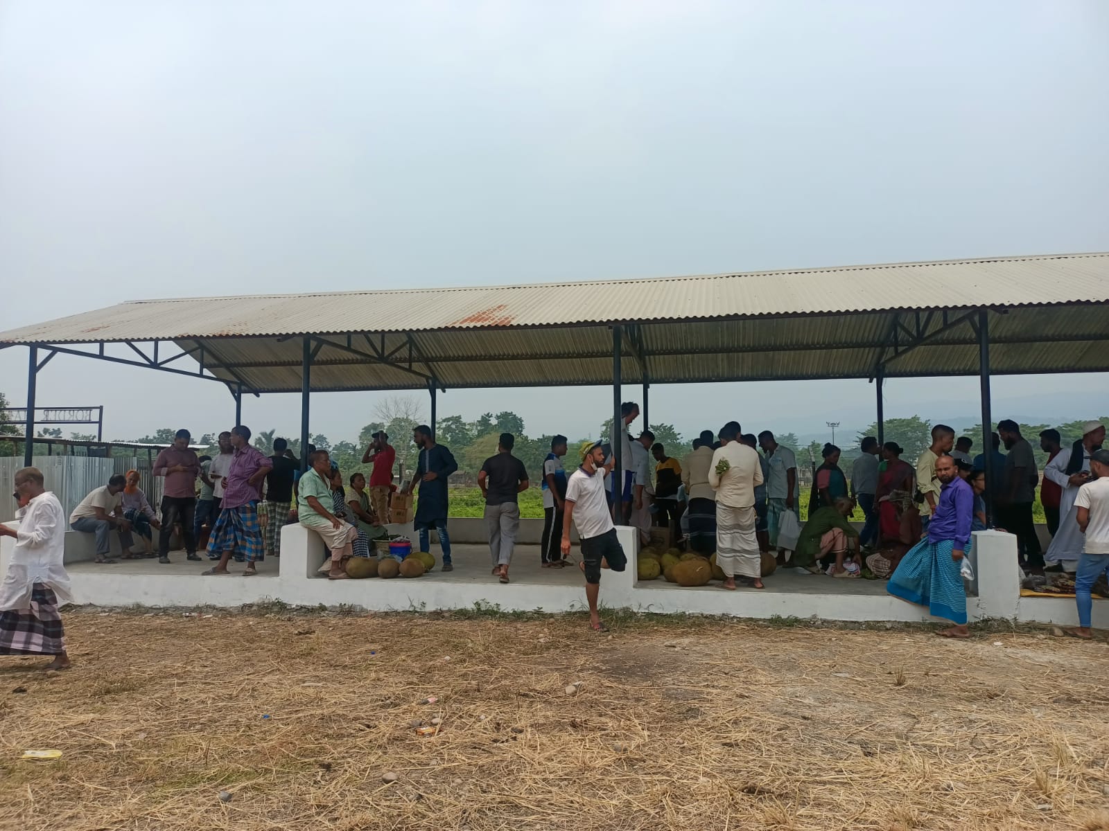 ভারতীয় পণ্যের দোকানে ভিড়, বাংলাদেশি দোকান ফাঁকা