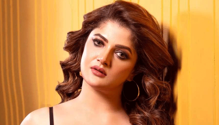 নতুন মামলায় জড়ালেন শ্রাবন্তী