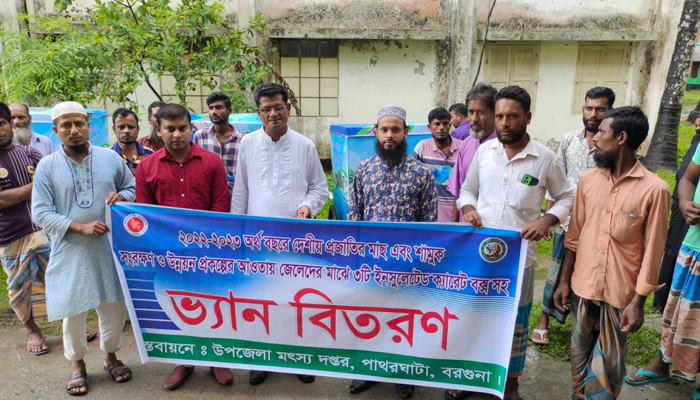পাথরঘাটায় ৭৮ জেলেকে বৈধ জালসহ ৩টি কাভার্ড ভ্যান বিতরণ
