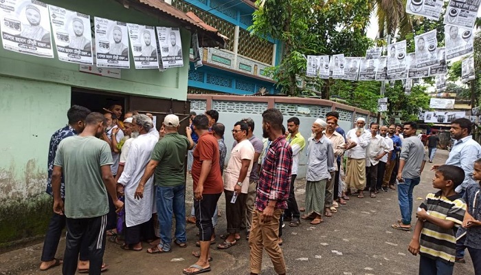 বেলা বাড়ছে, ভোটার বাড়ছে