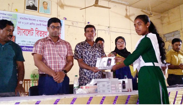 ফরিদপুরে শিক্ষার্থীদের মাঝে ট্যাব বিতরণ
